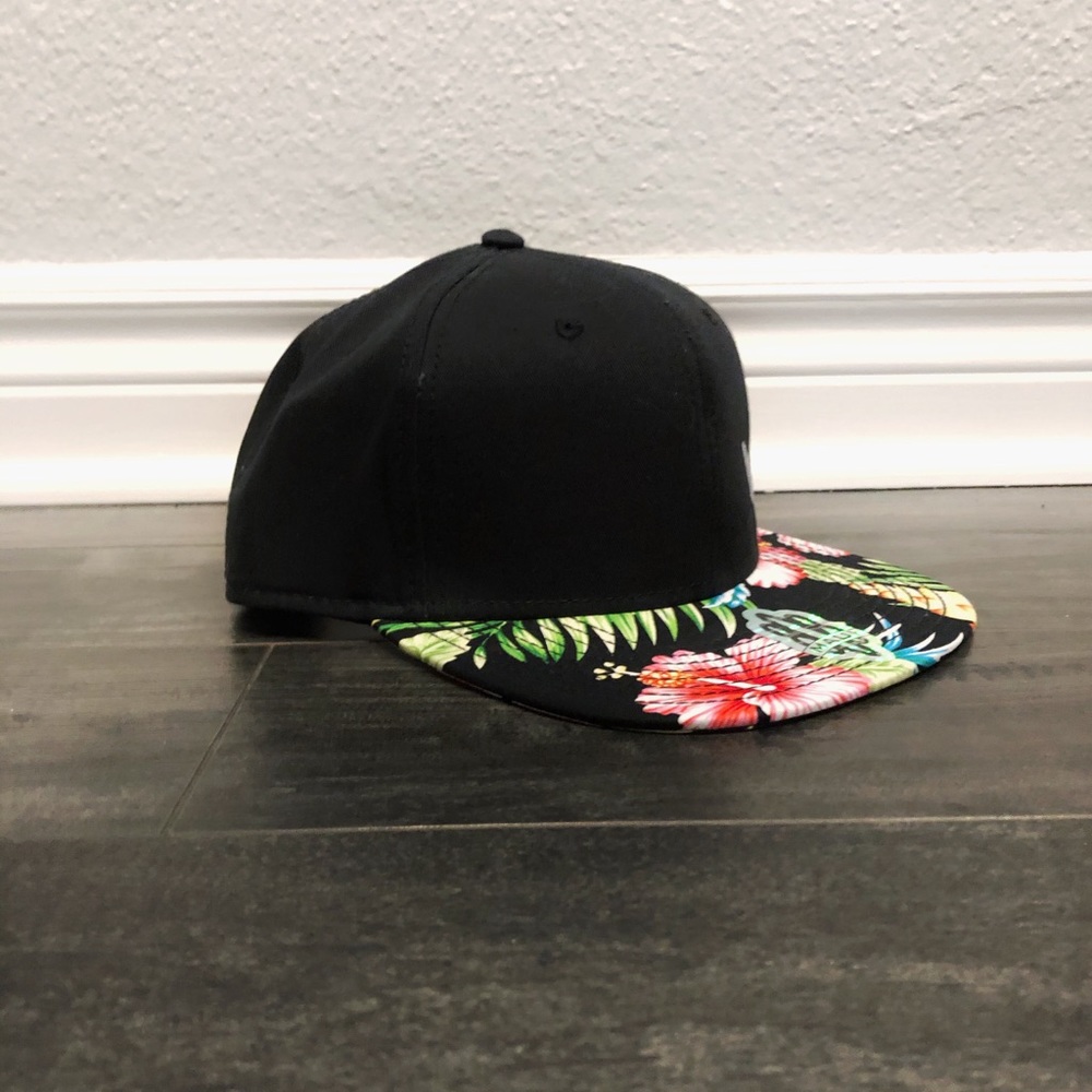🆕 NWT Black Hawaiian print Shaka SnapBack hat